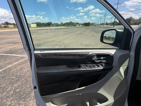Used 2019 Dodge Grand Caravan SE w/ UConnect Hands-Free Group FWD image 16