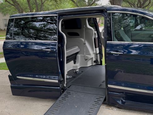 Used 2018 Chrysler Pacifica Touring-L Plus FWD image 1