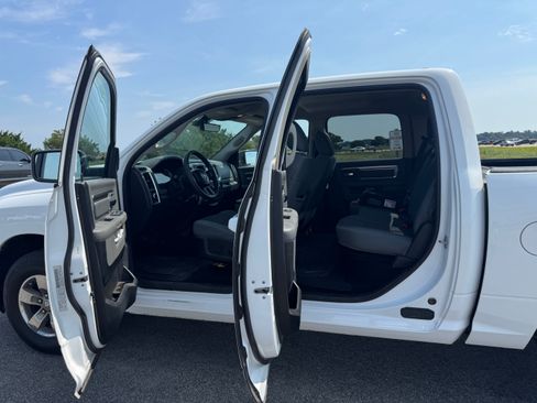 Used 2018 RAM 1500 Classic SLT AWD/4WD image 22