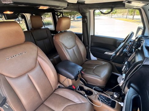 Used 2016 Jeep Wrangler Unlimited Sahara w/ Connectivity Group AWD/4WD image 24