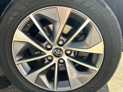 Used 2018 Toyota RAV4 LE image 14