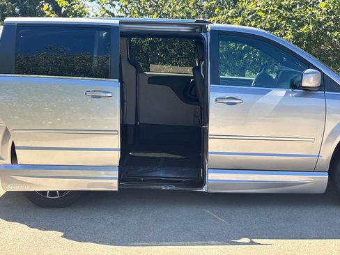 Used 2017 Dodge Grand Caravan SXT image 8