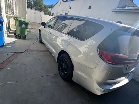 Used 2024 Chrysler Pacifica Limited image 4