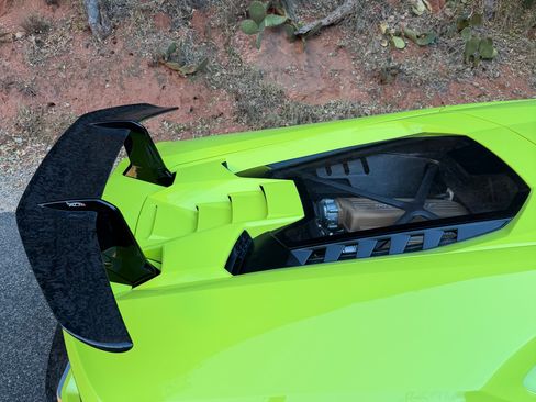 Used 2018 Lamborghini Huracan Performante AWD/4WD image 8
