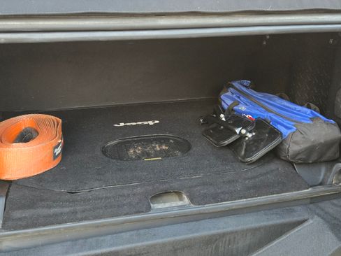 Used 2015 Jeep Wrangler Unlimited Rubicon image 29