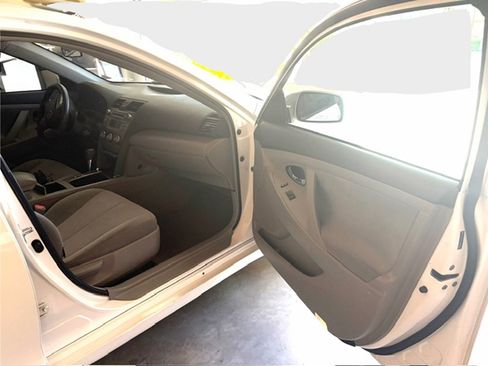 Used 2010 Toyota Camry LE FWD image 15