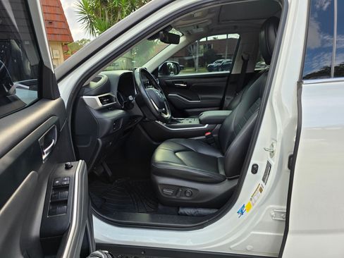 Used 2022 Toyota Highlander XLE image 9