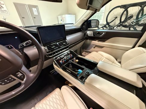 Used 2024 Lincoln Navigator Black Label image 10