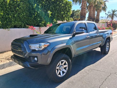 Used 2016 Toyota Tacoma TRD Off-Road image 2