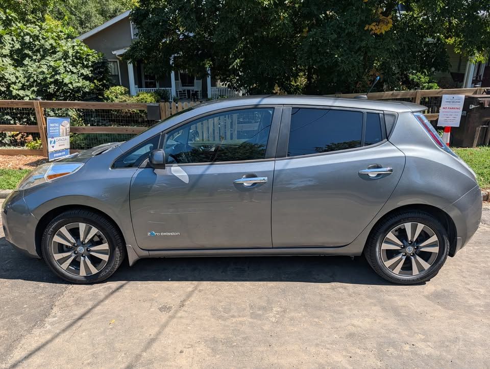 Used 2014 Nissan Leaf SL w/ Premium Package FWD image 2