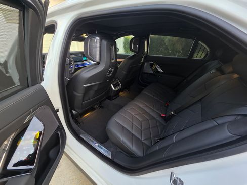 Used 2024 BMW i7 M70 w/ Premium Package image 9