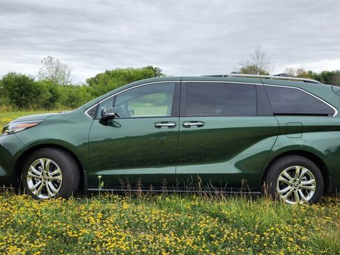 Used 2022 Toyota Sienna XLE image 5