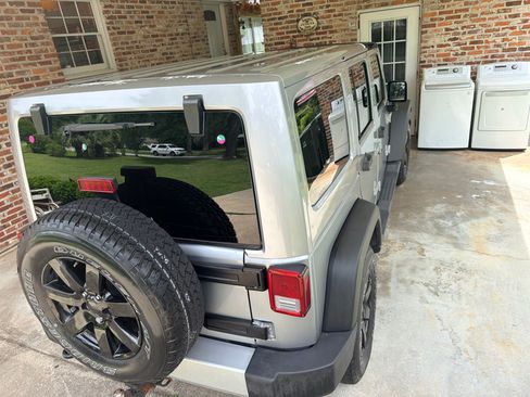 Used 2015 Jeep Wrangler Unlimited Sahara w/ Connectivity Group AWD/4WD image 16