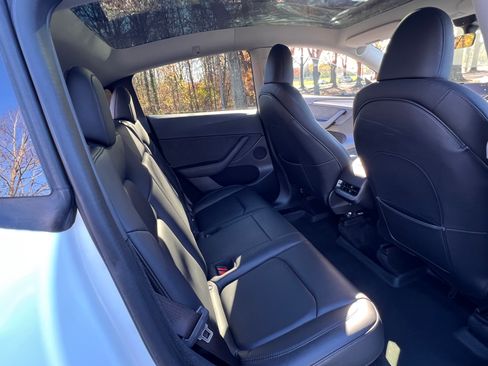 Used 2022 Tesla Model Y Long Range image 19