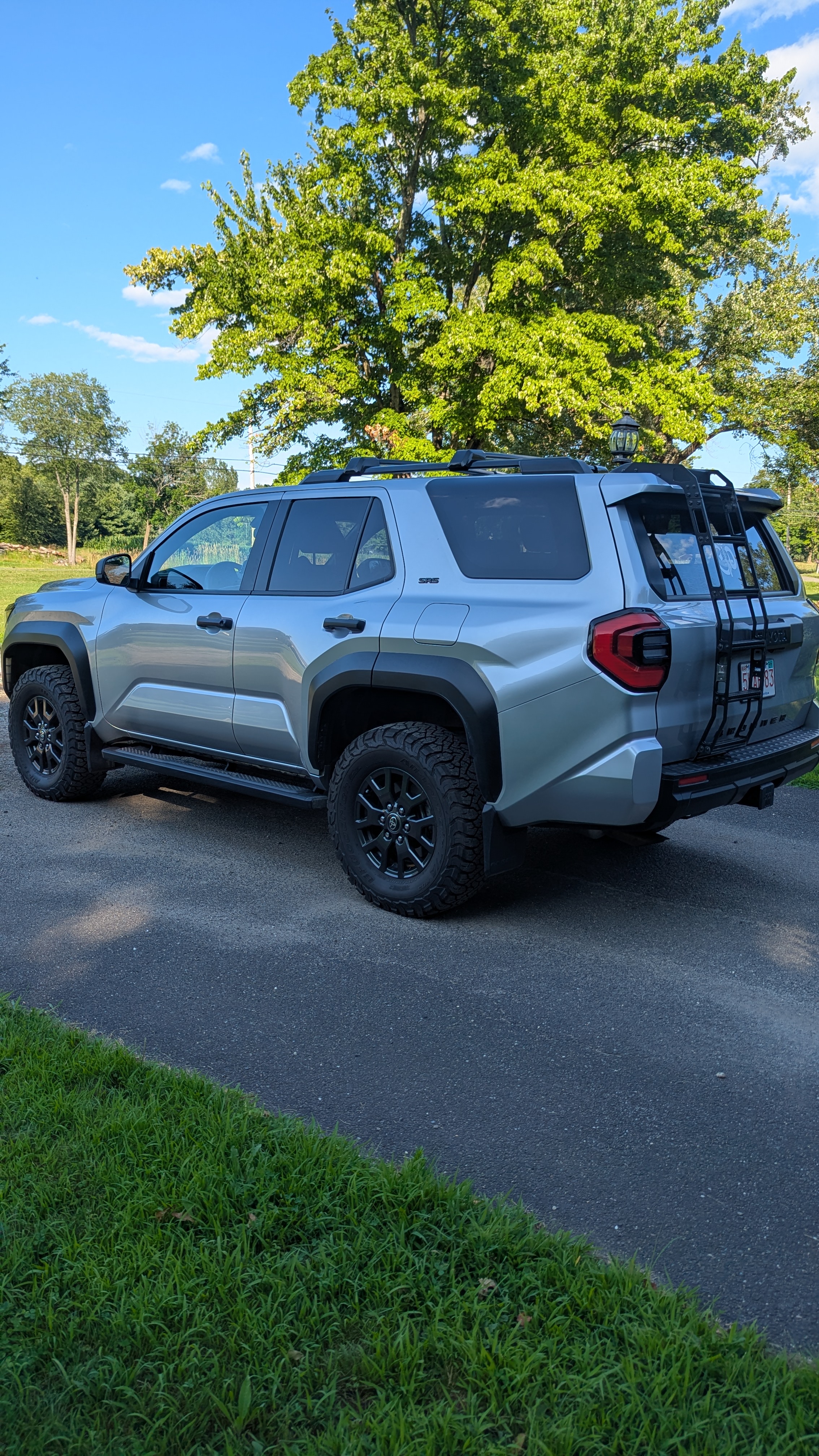 Used 2025 Toyota 4Runner SR5 AWD/4WD image 4