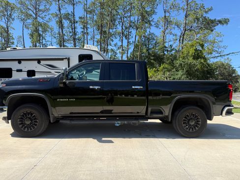 Used 2024 Chevrolet Silverado 2500 LTZ w/ LTZ Plus Package AWD/4WD image 2