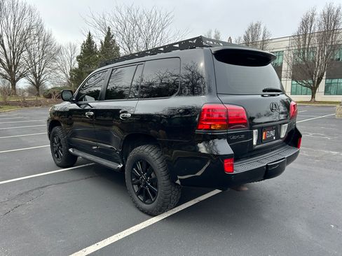 Used 2009 Lexus LX 570 4WD w/ Preferred Accessory Pkg image 6