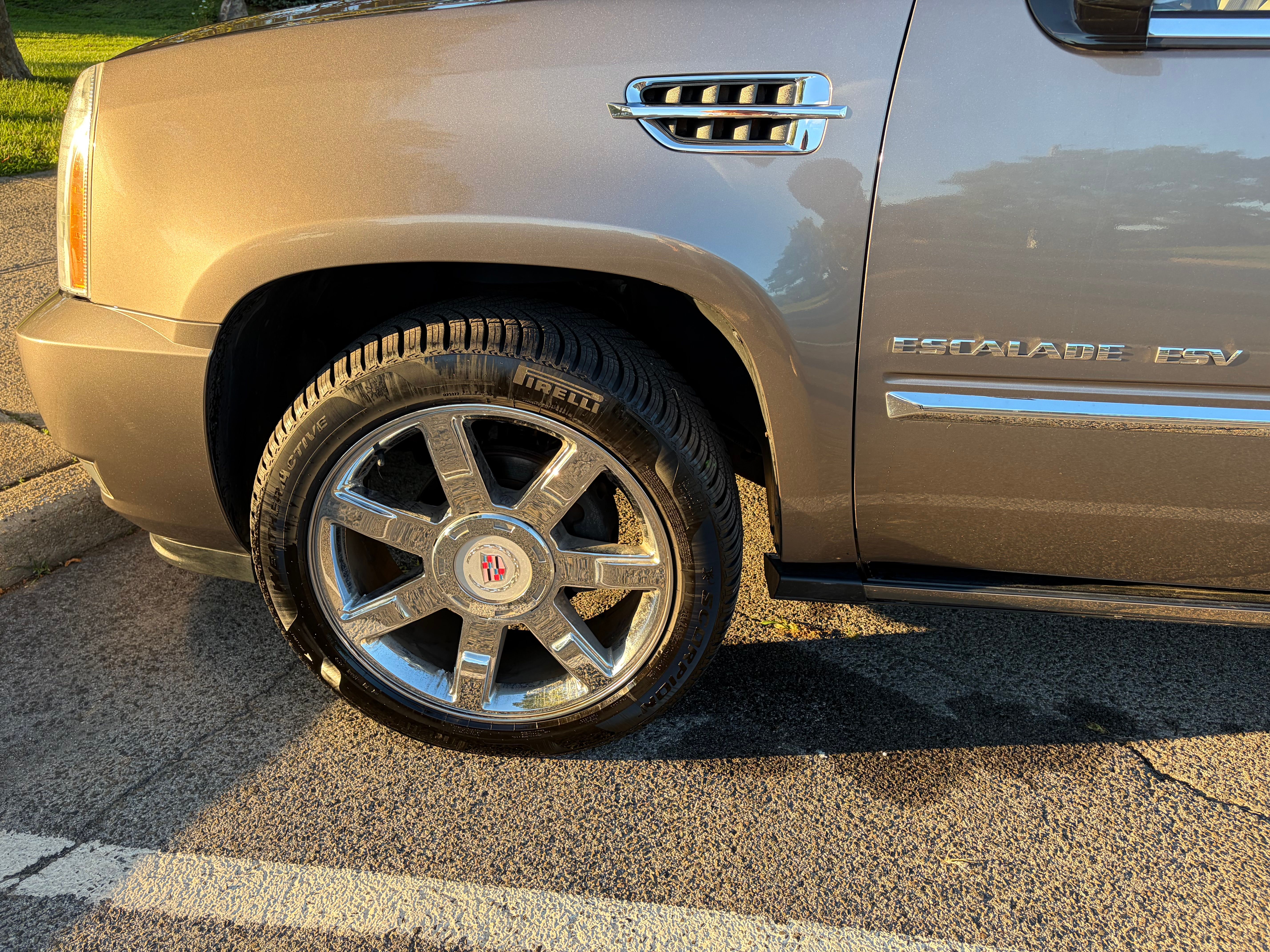 Used 2011 Cadillac Escalade ESV Premium AWD/4WD image 20