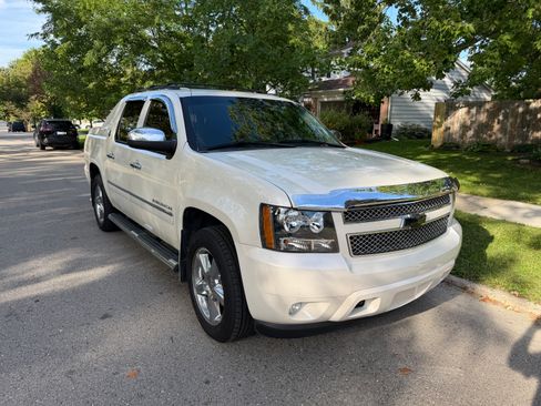 Used 2013 Chevrolet Avalanche LTZ AWD/4WD image 6