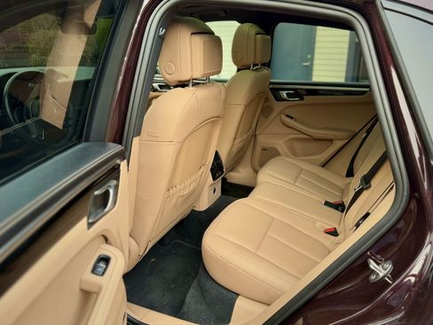 Used 2024 Porsche Macan image 10