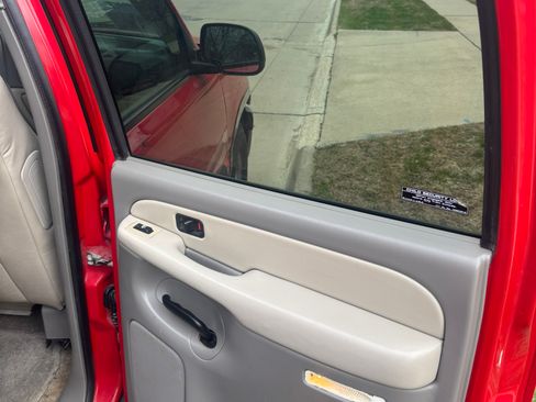 Used 2002 Chevrolet Suburban LT image 16