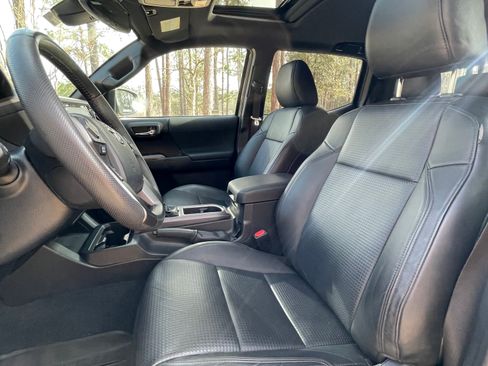 Used 2020 Toyota Tacoma TRD Sport image 10