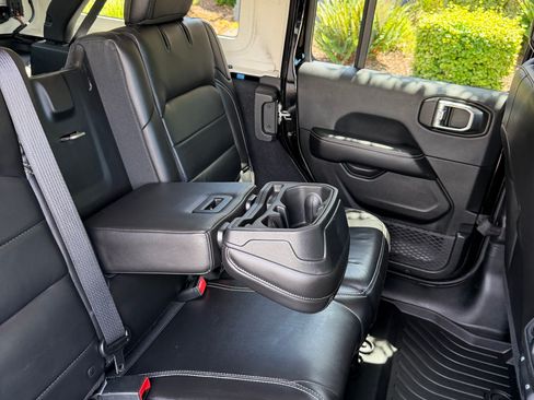 Used 2018 Jeep Wrangler Unlimited Sahara AWD/4WD image 20
