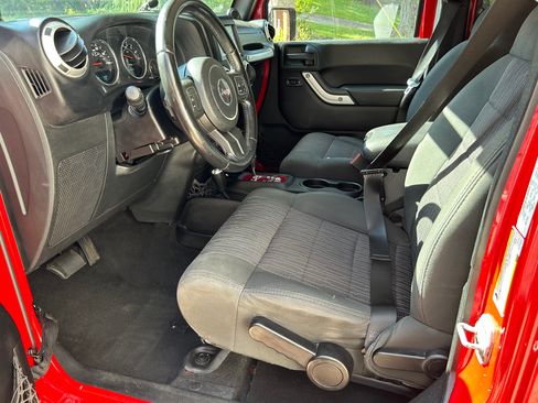 Used 2012 Jeep Wrangler Unlimited Sahara image 16