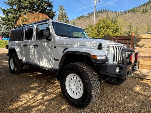 Used 2023 Jeep Gladiator Sport AWD/4WD image 6