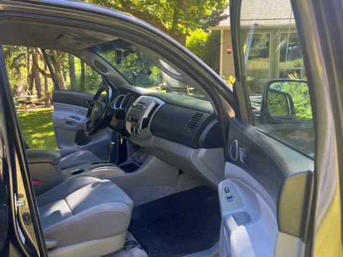 Used 2011 Toyota Tacoma PreRunner w/ TRD Sport Pkg RWD image 10