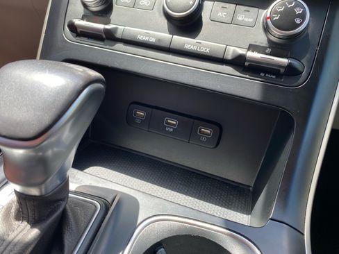 Used 2023 Kia Carnival LX FWD image 23
