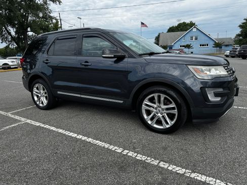 Used 2017 Ford Explorer XLT w/ Equipment Group 202A AWD/4WD image 4