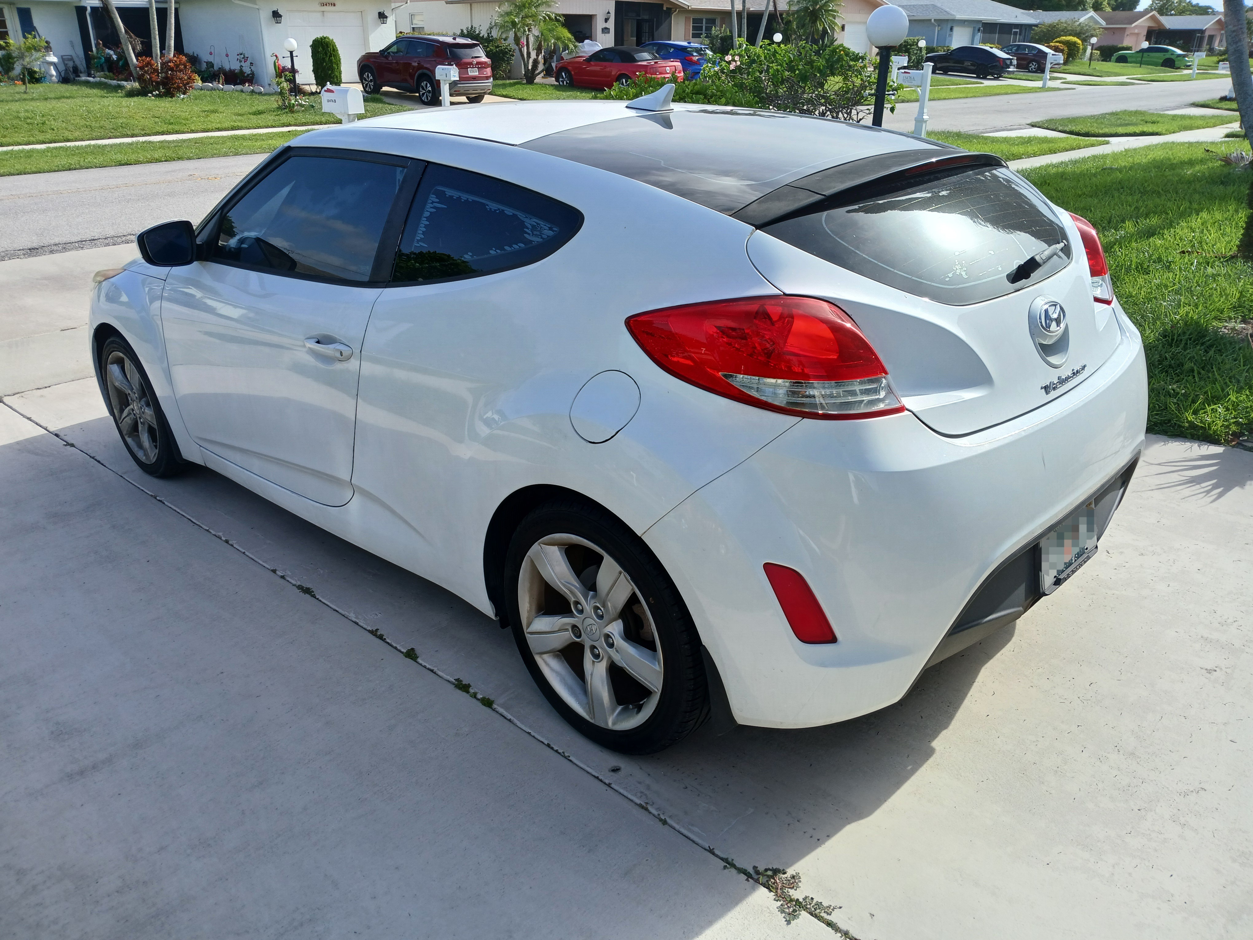 Used 2013 Hyundai Veloster FWD image 2