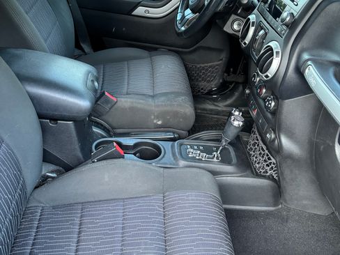 Used 2012 Jeep Wrangler Unlimited Sahara w/ Connectivity Group AWD/4WD image 11