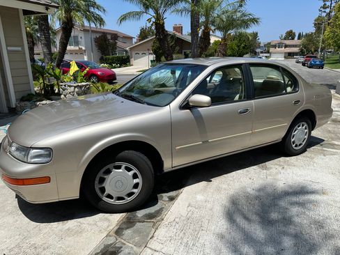Used 1996 Nissan Maxima SE FWD image 1