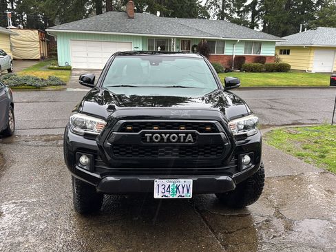 Used 2018 Toyota Tacoma TRD Off-Road AWD/4WD image 2