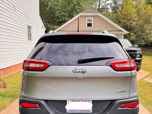 Used 2016 Jeep Cherokee Latitude FWD image 12