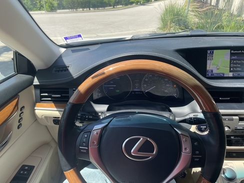 Used 2014 Lexus ES 300h w/ Luxury Package w/Bamboo Trim FWD image 12