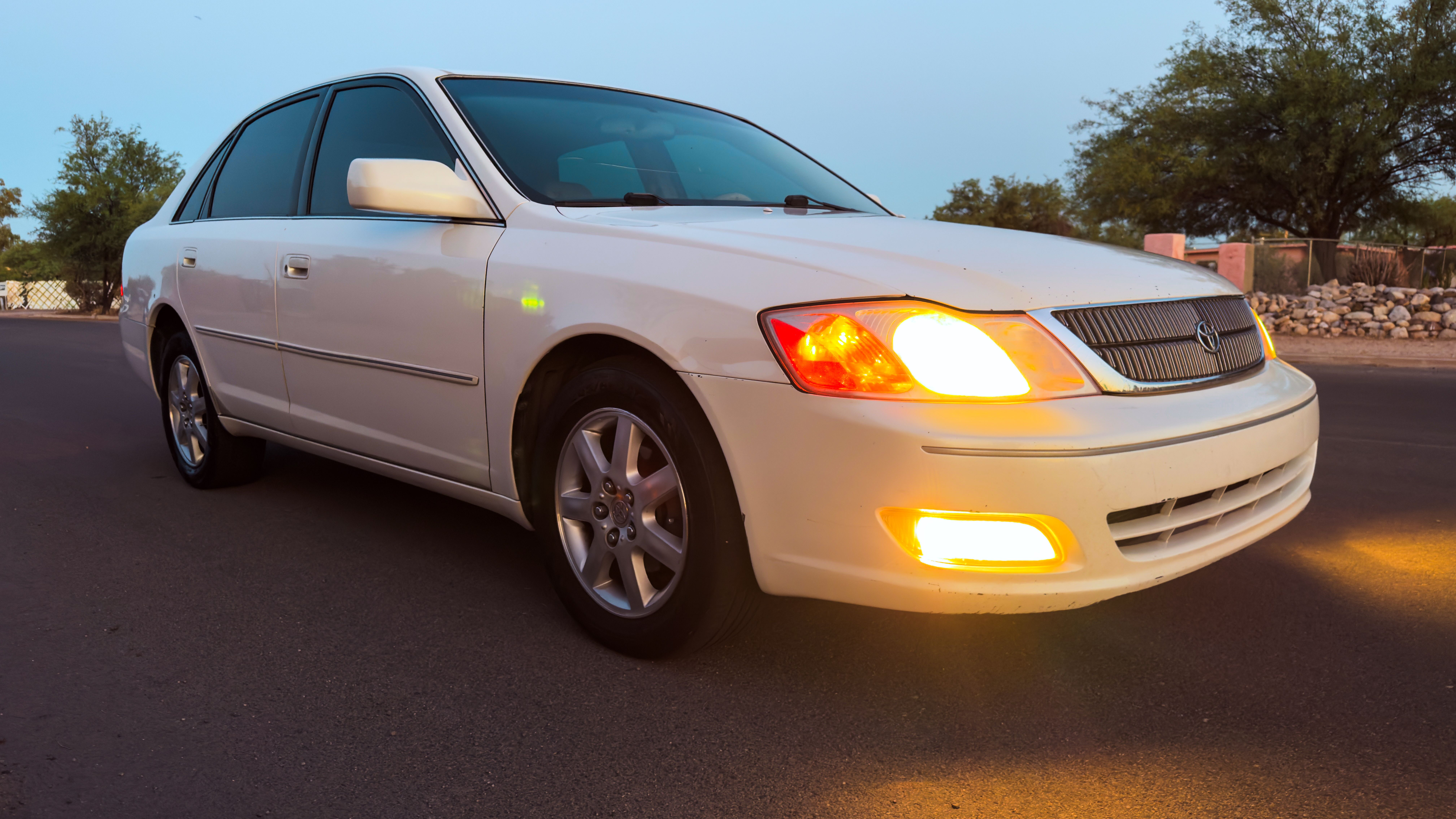 Used 2000 Toyota Avalon XL FWD image 5