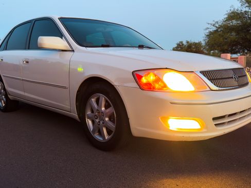 Used 2000 Toyota Avalon XL FWD image 5