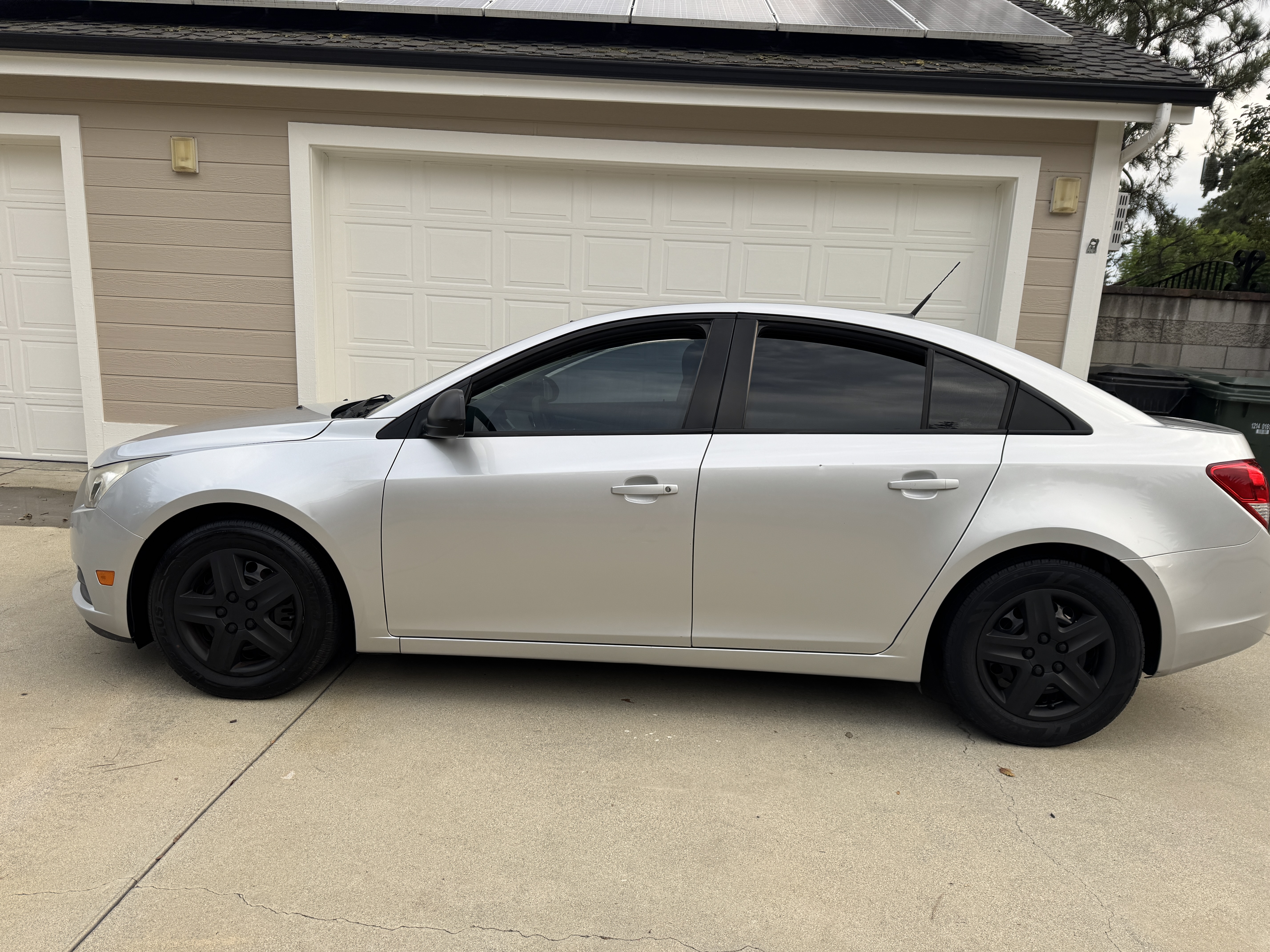 Used 2014 Chevrolet Cruze LS FWD image 2