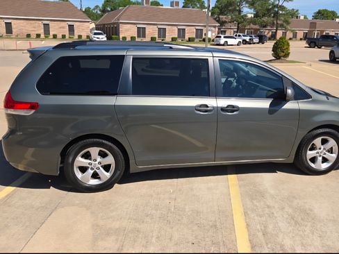 Used 2014 Toyota Sienna LE image 4