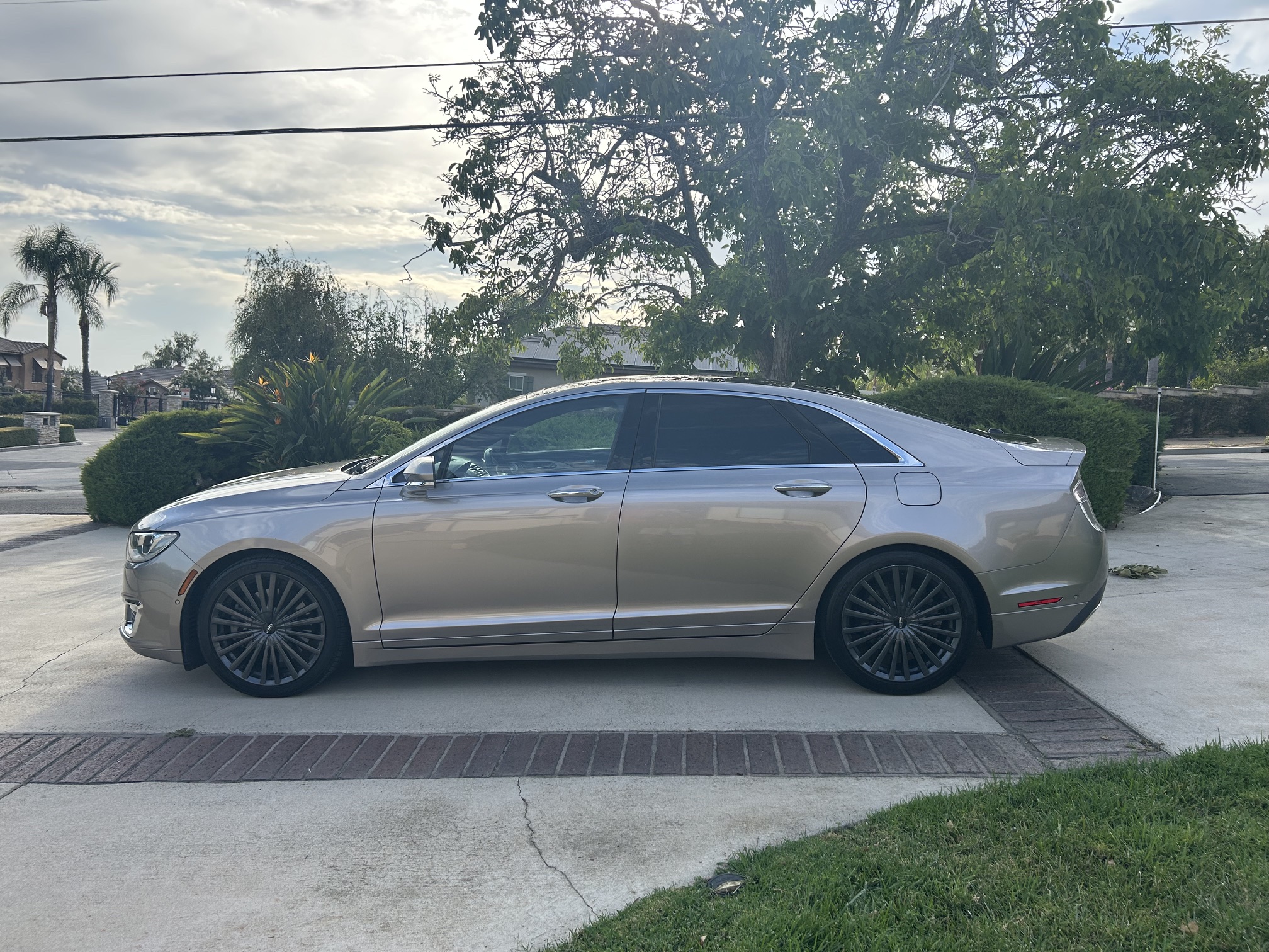 Used 2018 Lincoln MKZ Reserve w/ Luxury Package AWD/4WD image 4