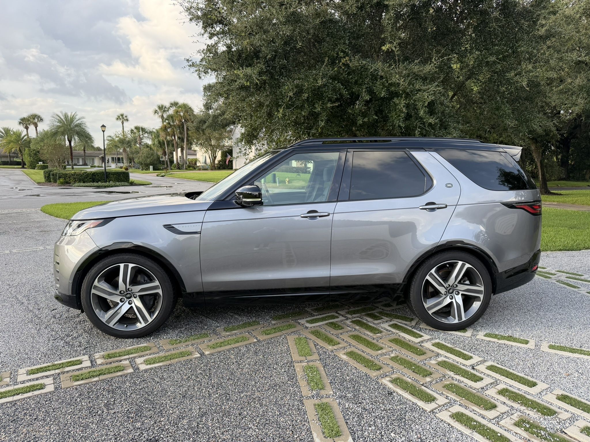 Used 2024 Land Rover Discovery Dynamic SE AWD/4WD image 16