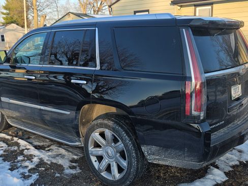 Used 2019 Cadillac Escalade Luxury image 4