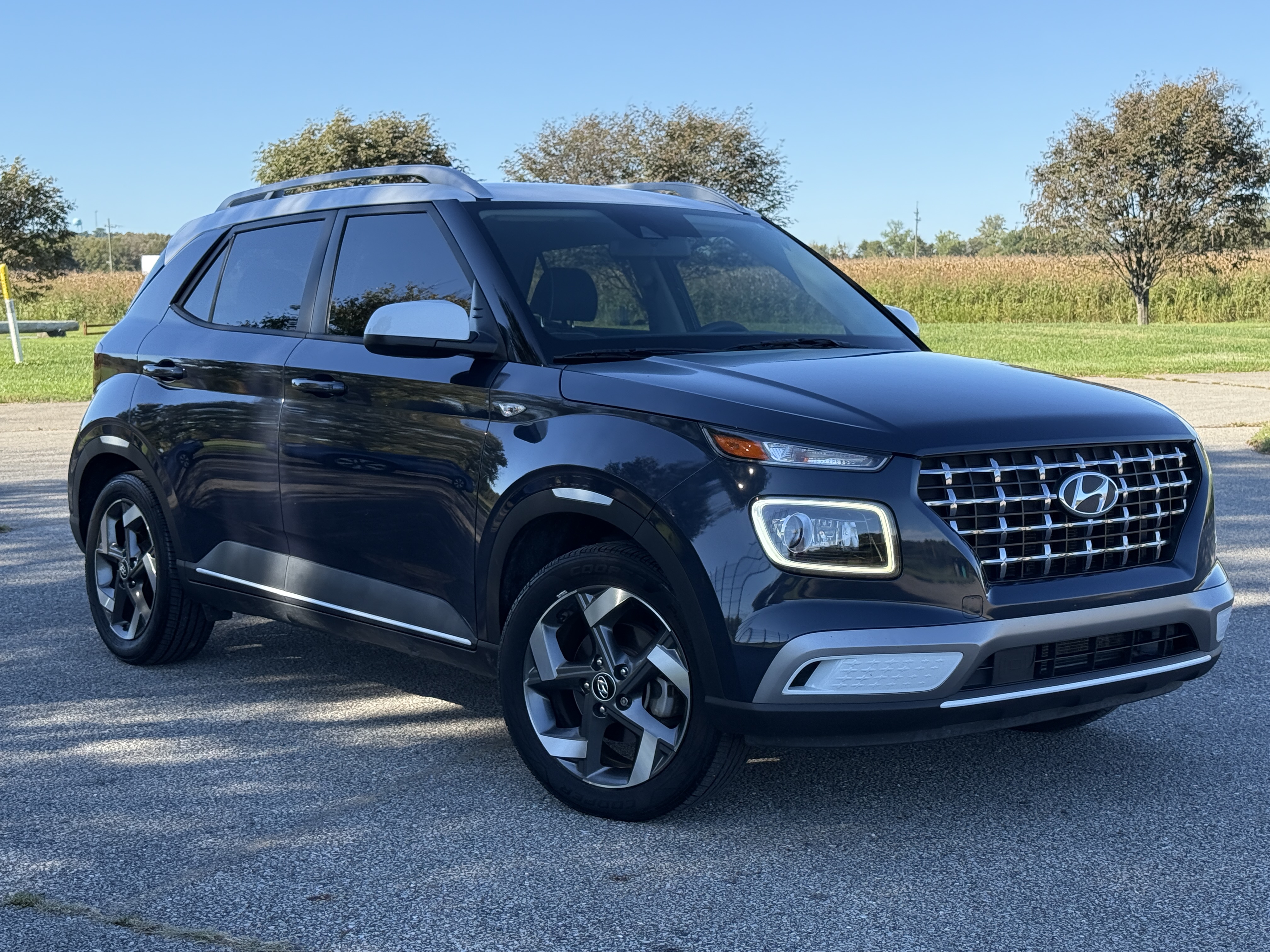 Used 2022 Hyundai Venue Limited FWD image 1