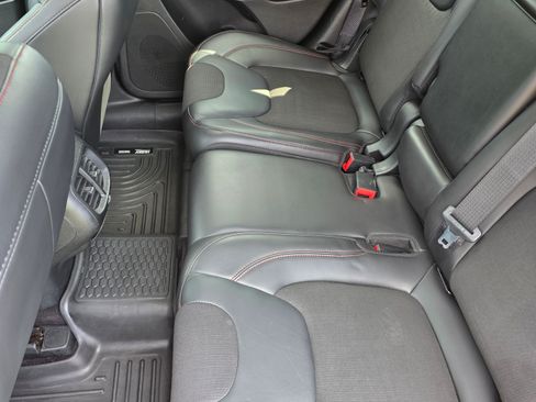 Used 2017 Jeep Cherokee Trailhawk AWD/4WD image 19