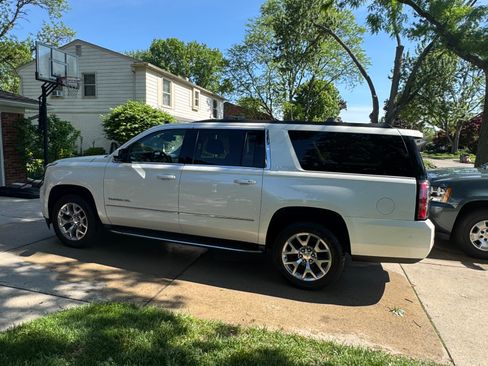 Used 2015 GMC Yukon XL SLT w/ Open Road Package AWD/4WD image 2