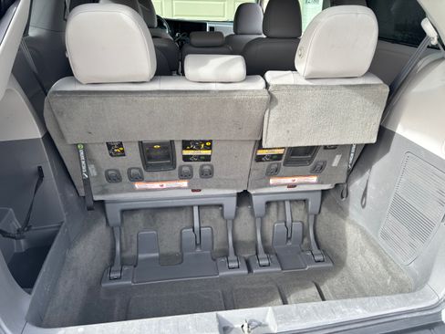 Used 2017 Toyota Sienna XLE Premium image 10