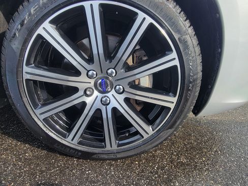 Used 2017 Volvo S60 T5 Inscription image 9